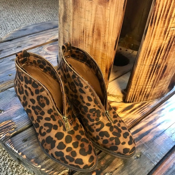 (ONE LEFT) Leopard Print Zipper Embellished Bootie - Picture 3 of 5